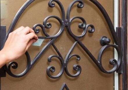 Уход за коваными элементами входной двери: как сохранить металл красивым и живым на годы