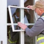 Уход за стеклопакетом во входной двери: как сохранить прозрачность, тепло и аккуратный вид