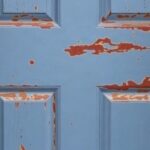 Как защитить входную дверь от ржавчины и не довести металл до пятен и сколов